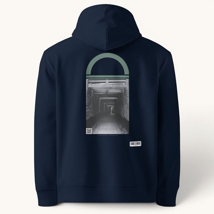 ETHIKKALL sweat à capuche unisexe bleu marine en coton organique avec une image graphique d'un tunnel architectural.