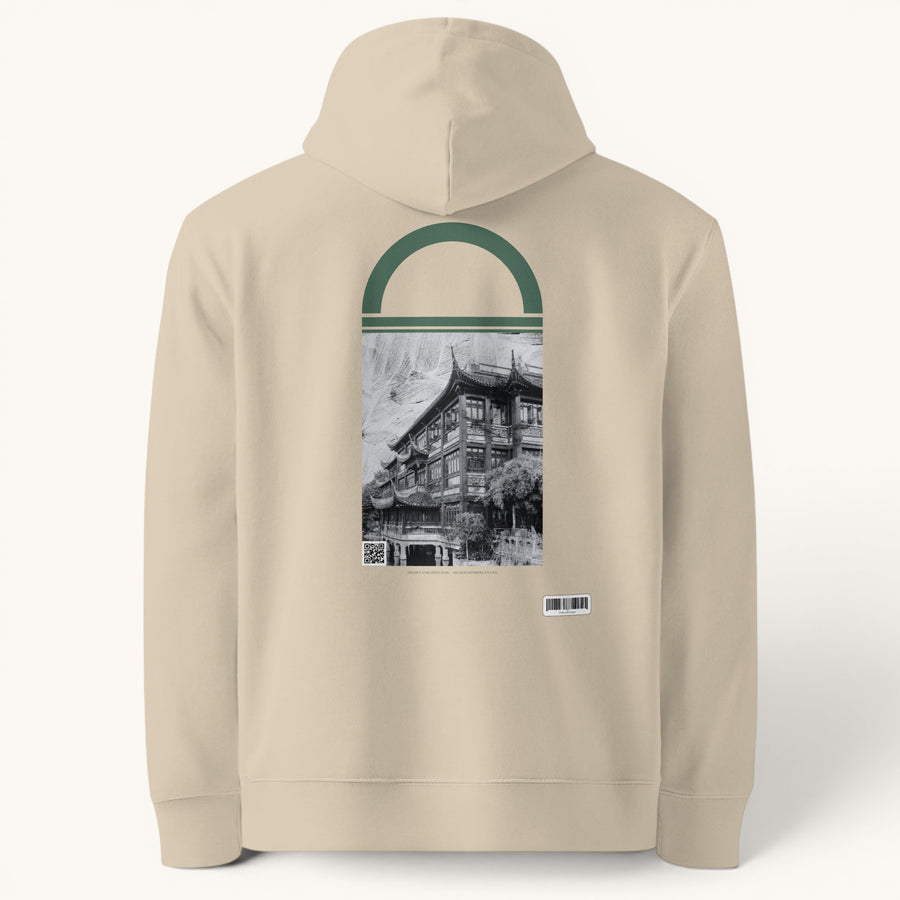 ETHIKKALL sweat à capuche unisexe en coton biologique beige avec illustration de bâtiment chinois sur le dos.