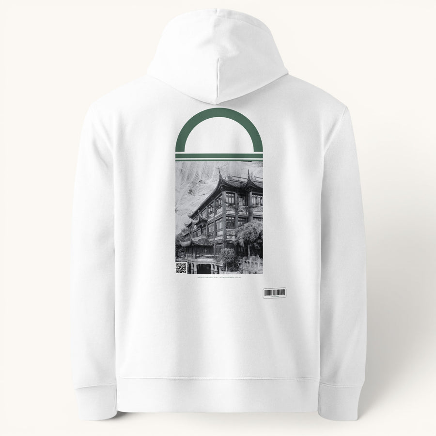 Sweat à capuche blanc ETHIKKALL unisexe en coton organique avec un imprimé architectural de Shanghai sur le dos.