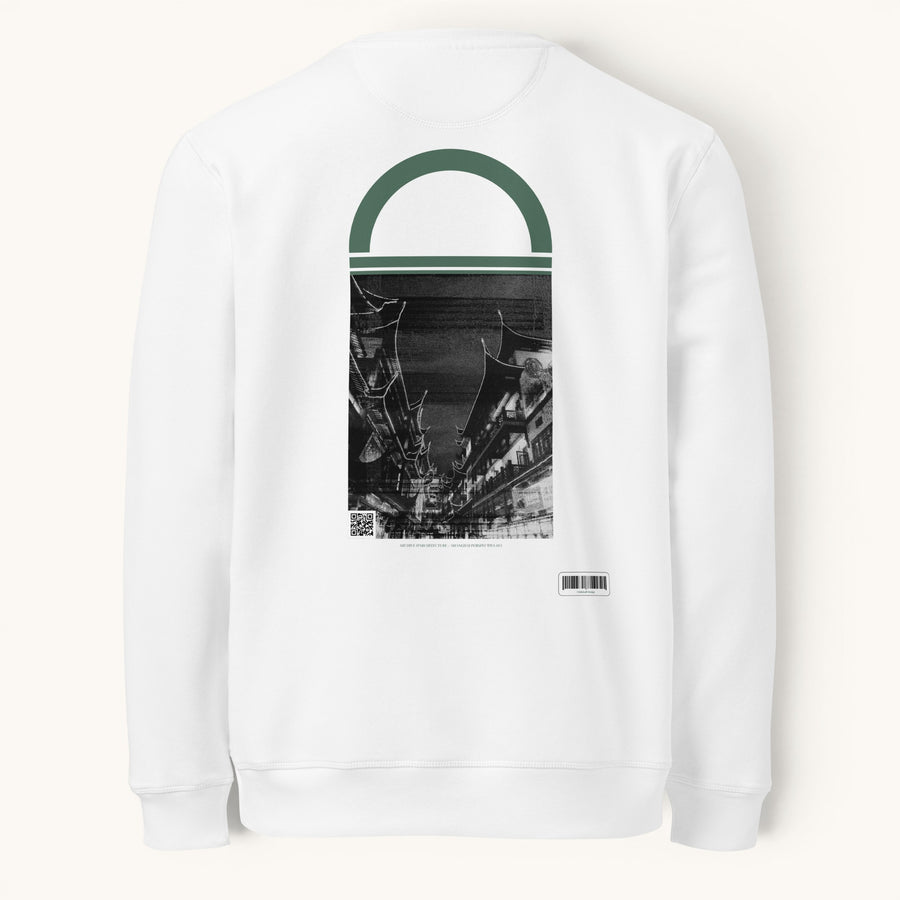 ETHIKKALL sweat-shirt blanc en coton biologique avec un imprimé architectural noir et blanc et un détail vert.