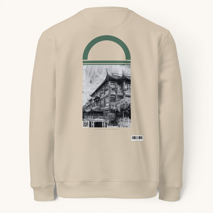 ETHIKKALL sweat-shirt beige en coton biologique avec un imprimé architectural asiatique sur le dos.