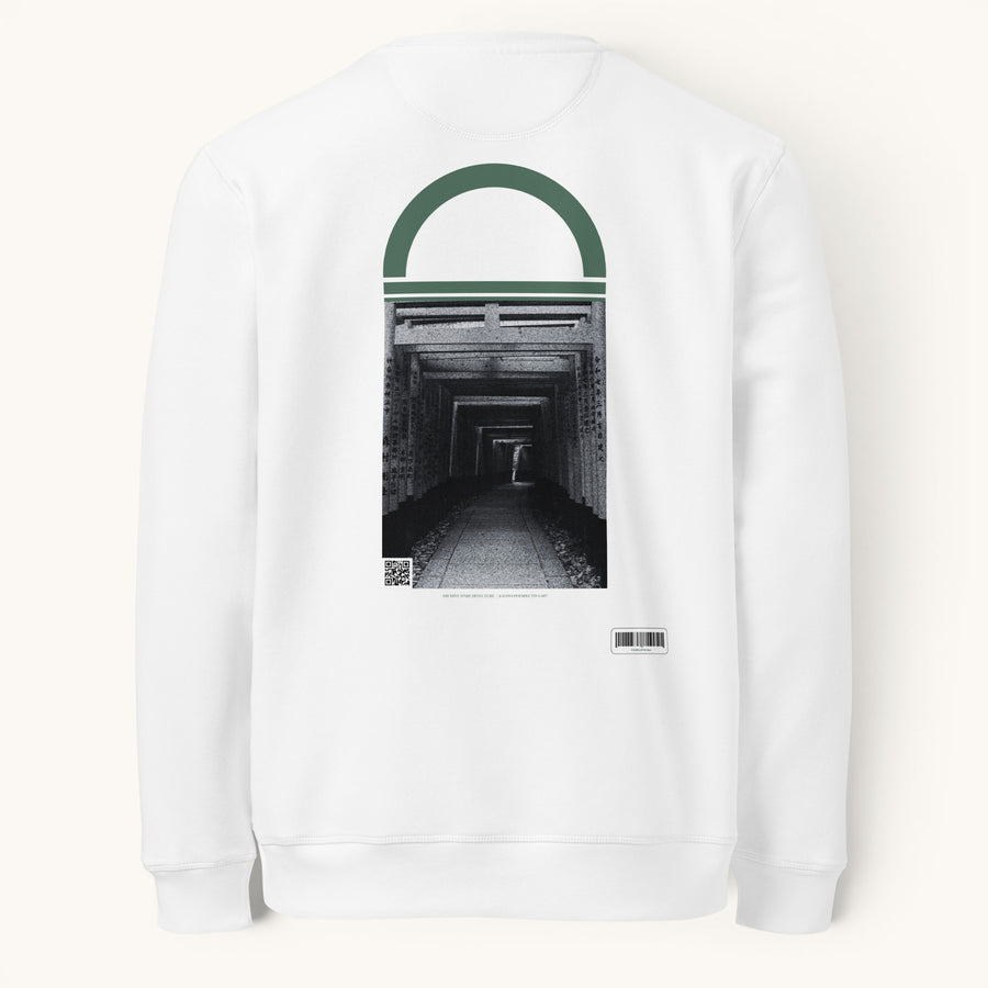 ETHIKKALL sweat blanc avec un motif de tunnel to torii au Japon et un détail demi-lune vert