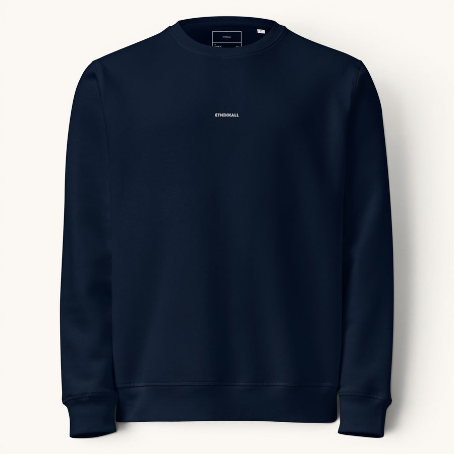 ETHIKKALL sweat bleu marine en coton biologique avec logo discret sur la poitrine, col rond, poignets et ourlet côtelés.