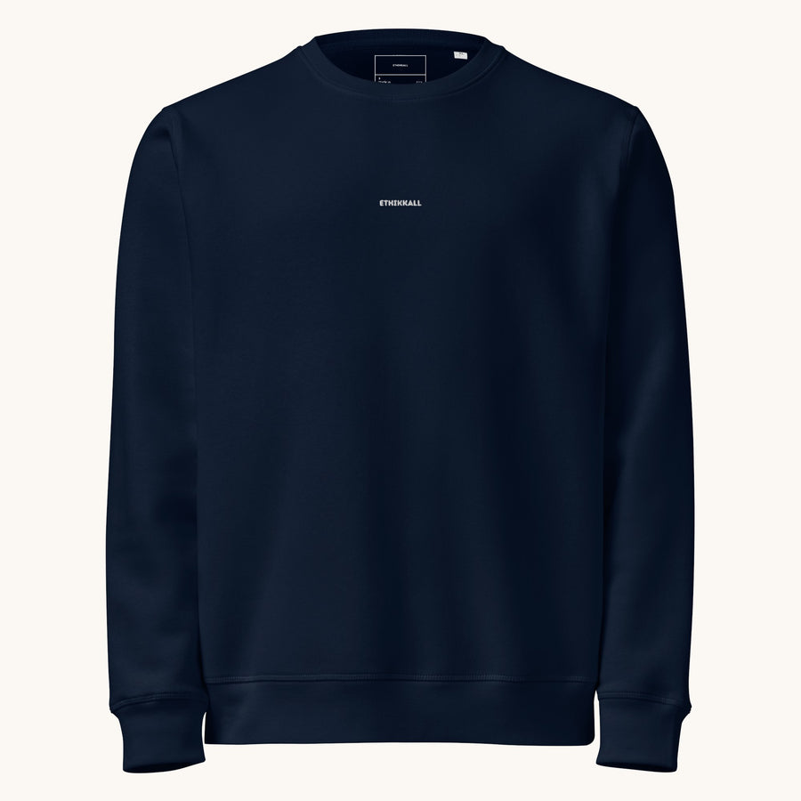 ETHIKKALL sweat bleu marine en coton biologique avec logo discret sur la poitrine et détail demi-lune au dos.