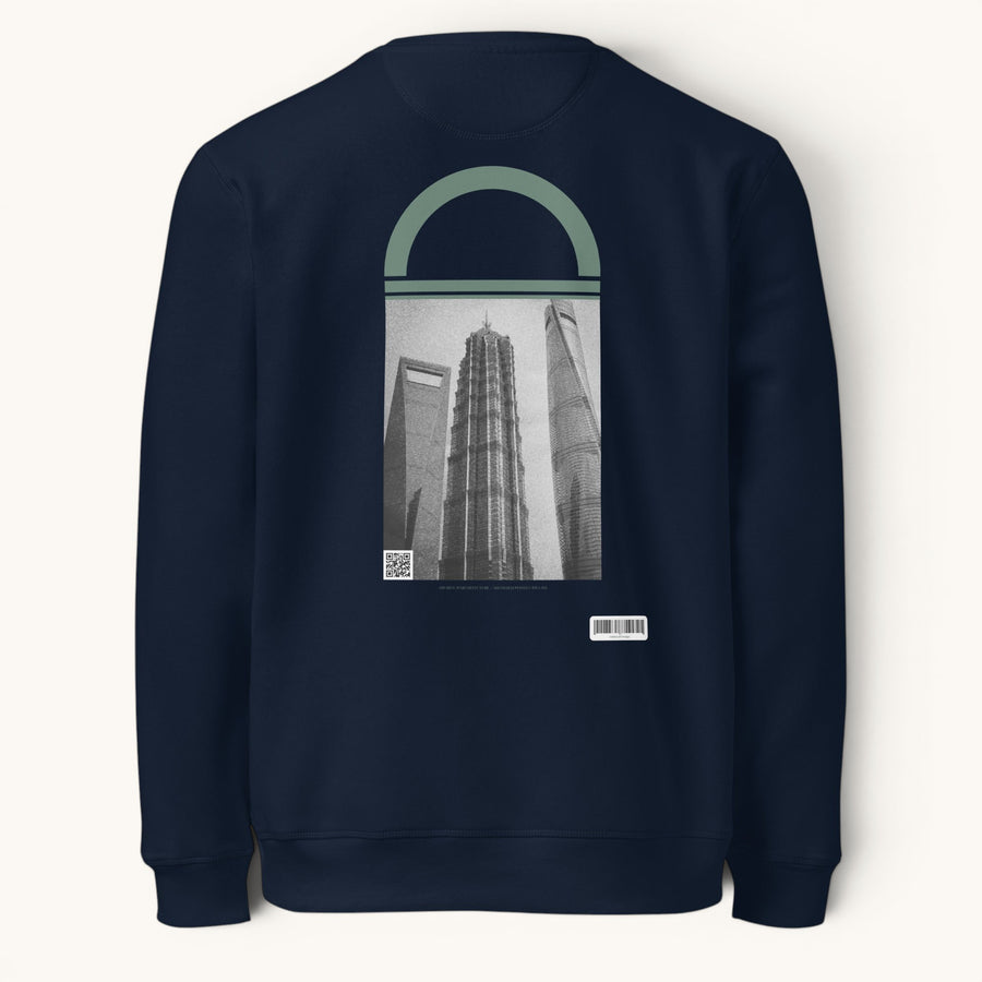 ETHIKKALL sweat bleu marine en coton biologique avec un imprimé de gratte-ciel de Shanghai et un détail en demi-lune.