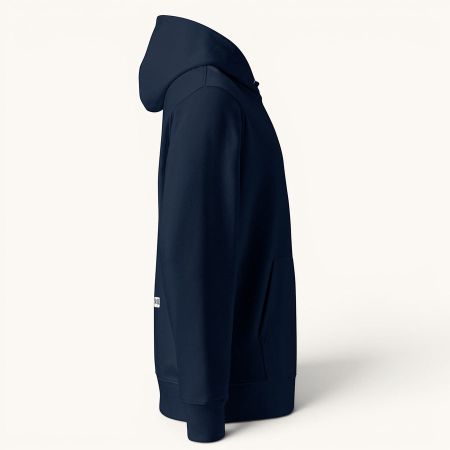 Sweat à capuche unisexe ETHIKKALL bleu marine en coton organique, avec capuche, poche kangourou et étiquette sur la manche.