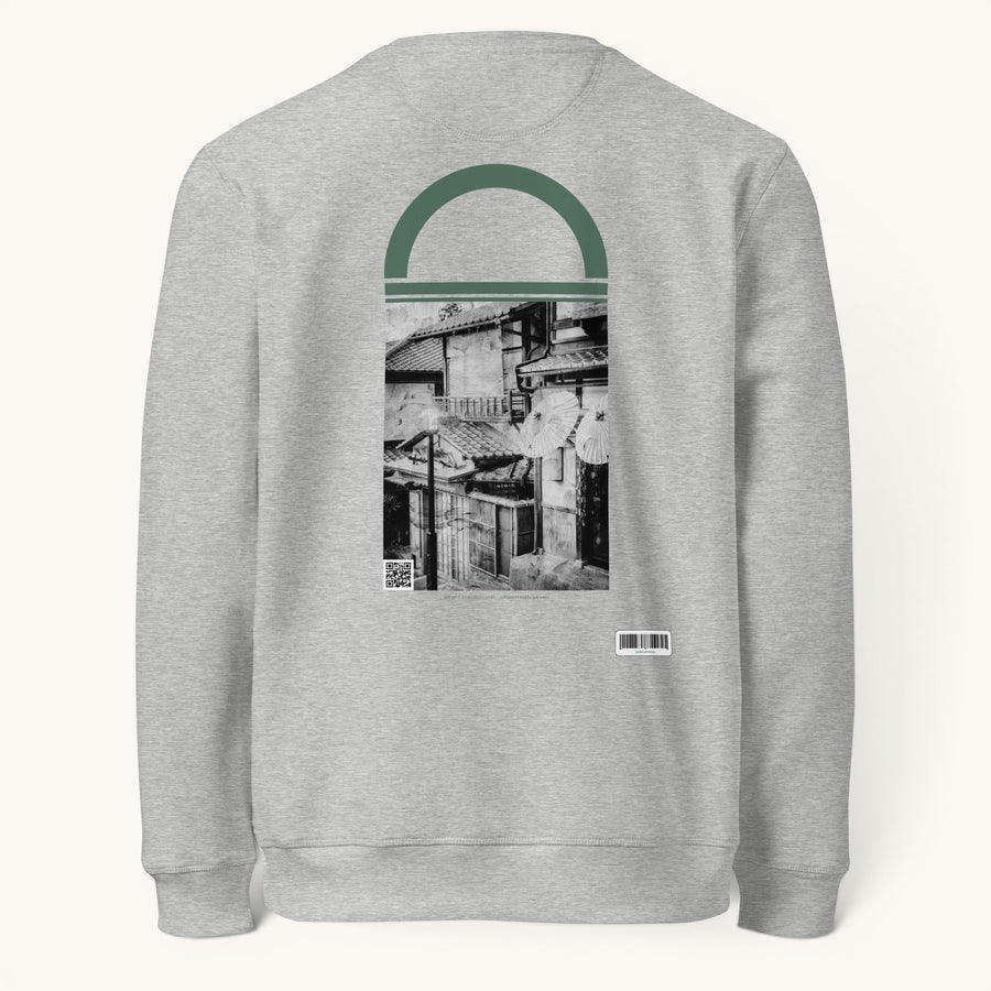 ETHIKKALL sweat-shirt gris en coton biologique avec un imprimé de style japonais et un détail en demi-lune verte