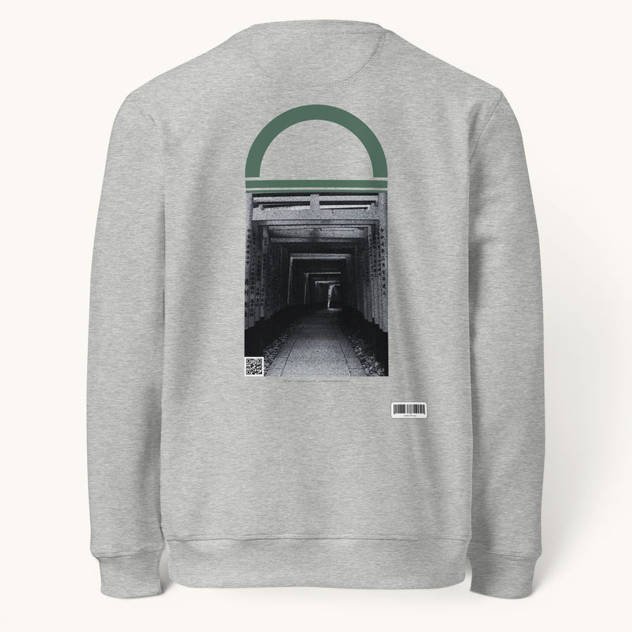 ETHIKKALL sweat gris en coton biologique avec un imprimé de tunnel de torii japonais et un détail en demi-lune vert.