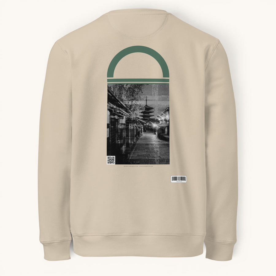 ETHIKKALL sweat en coton biologique beige avec un imprimé paysage urbain nocturne de Kyoto et un détail en demi-lune verte.