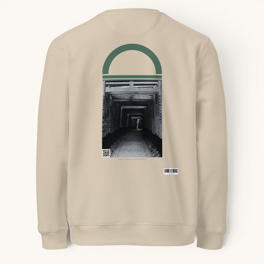 ETHIKKALL sweat-shirt beige en coton biologique avec un motif de tunnel tokyoïte et un détail en demi-lune verte.