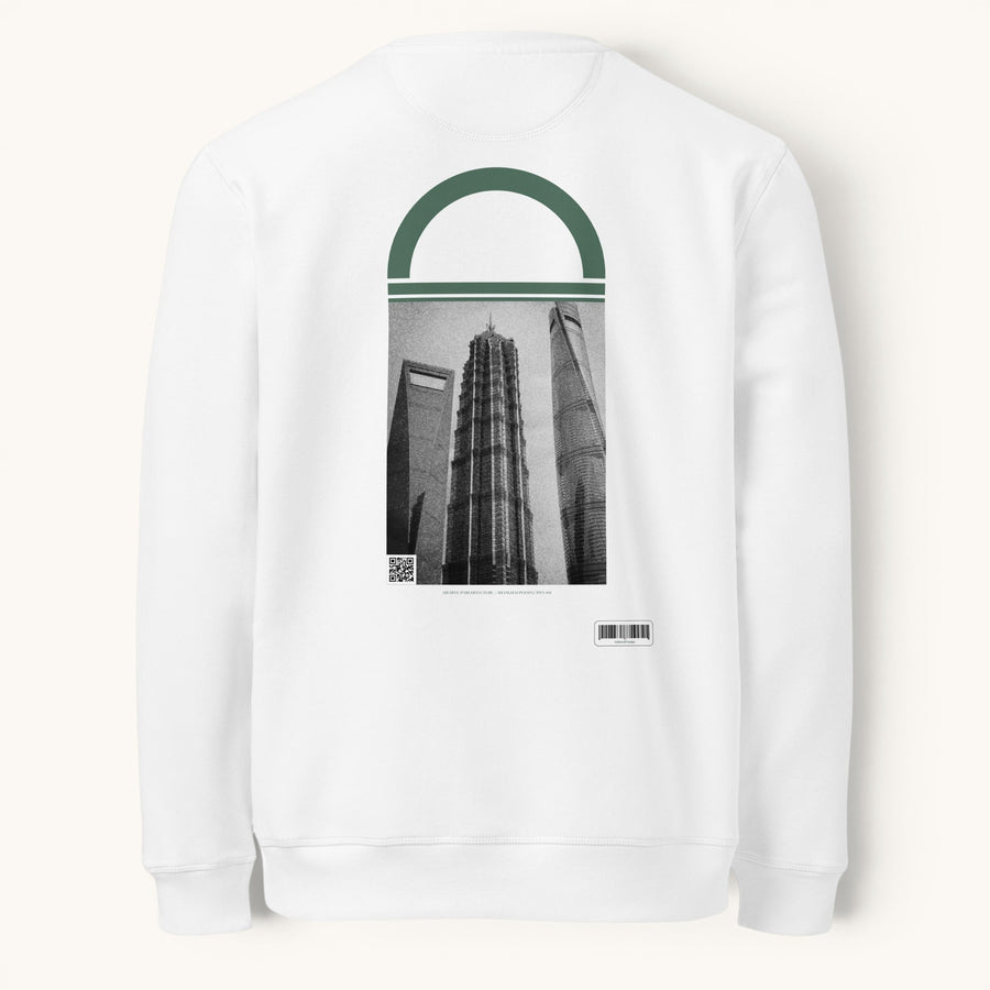 ETHIKKALL sweat blanc en coton biologique avec un imprimé architectural de Shanghai et un détail en demi-lune vert.