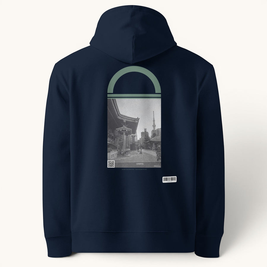 Sweat à capuche bleu marine ETHIKKALL avec un imprimé graphique de Tokyo sous une arche verte. Coton.