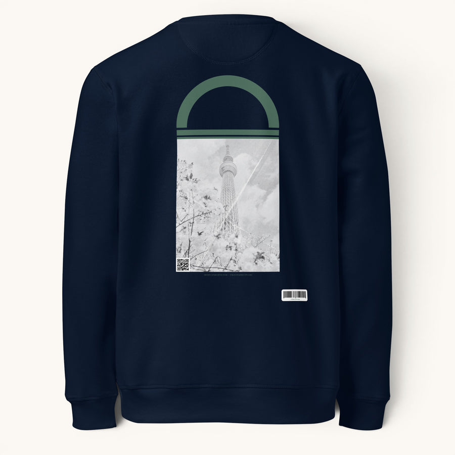 ETHIKKALL sweat bleu marine en coton biologique avec un imprimé Tokyo Skytree à travers des fleurs de cerisier.