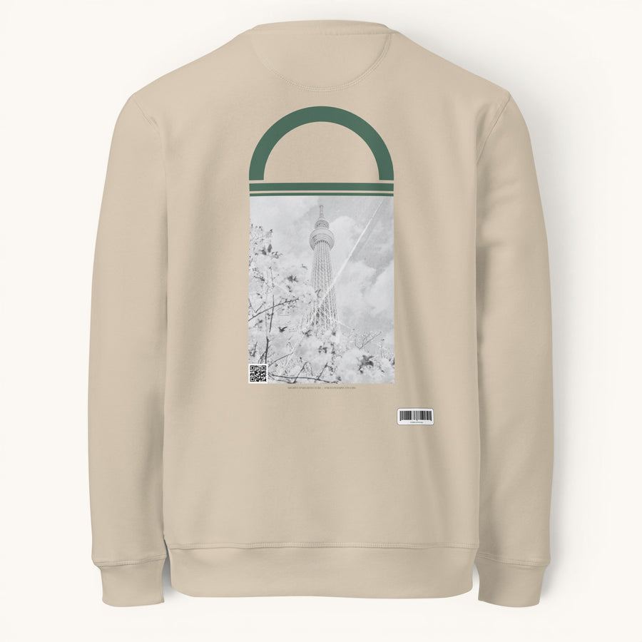 ETHIKKALL sweat-shirt beige en coton biologique avec un imprimé Tokyo Skytree et des fleurs de cerisier.