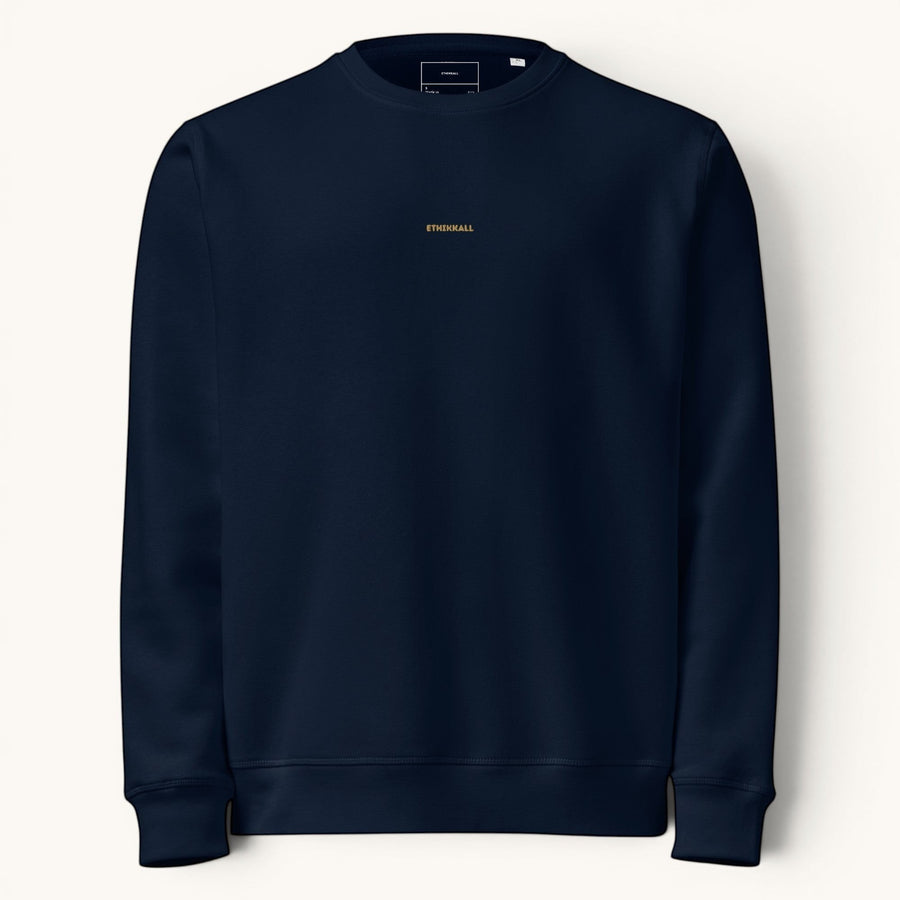 Sweat-shirt ETHIKKALL bleu marine en coton biologique avec logo discret doré sur la poitrine. Coupe décontractée.