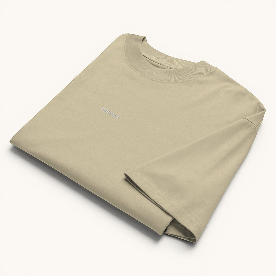 T-shirt ample ETHIKKALL beige en coton biologique avec logo discret brodé sur la poitrine, col rond côtelé.