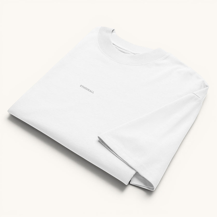 ETHIKKALL T-shirt blanc ample en coton biologique avec col rond et logo discret. Parfait pour un style streetwear.