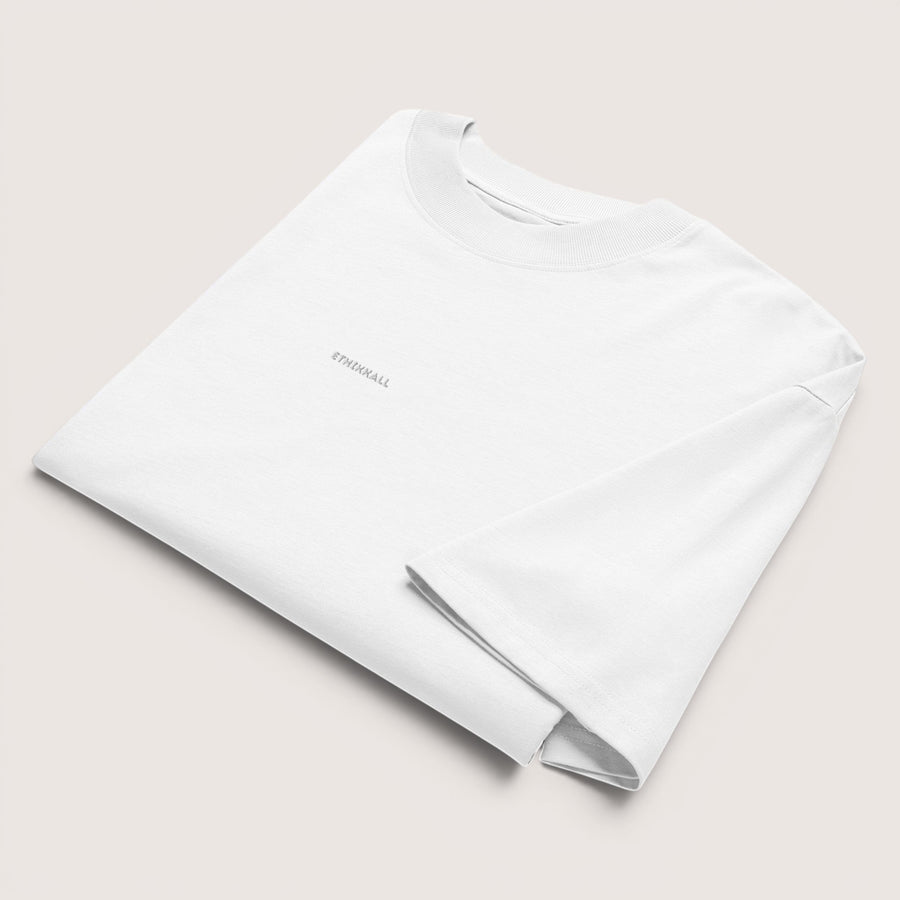 ETHIKKALL T-shirt blanc ample en coton biologique avec col rond et logo discret. Parfait pour un style streetwear.