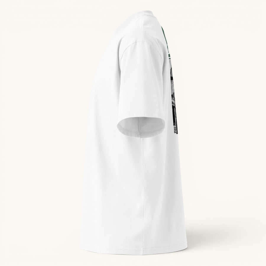 ETHIKKALL T-shirt blanc ample en coton biologique avec col montant et épaules tombantes, idéal pour le streetwear.