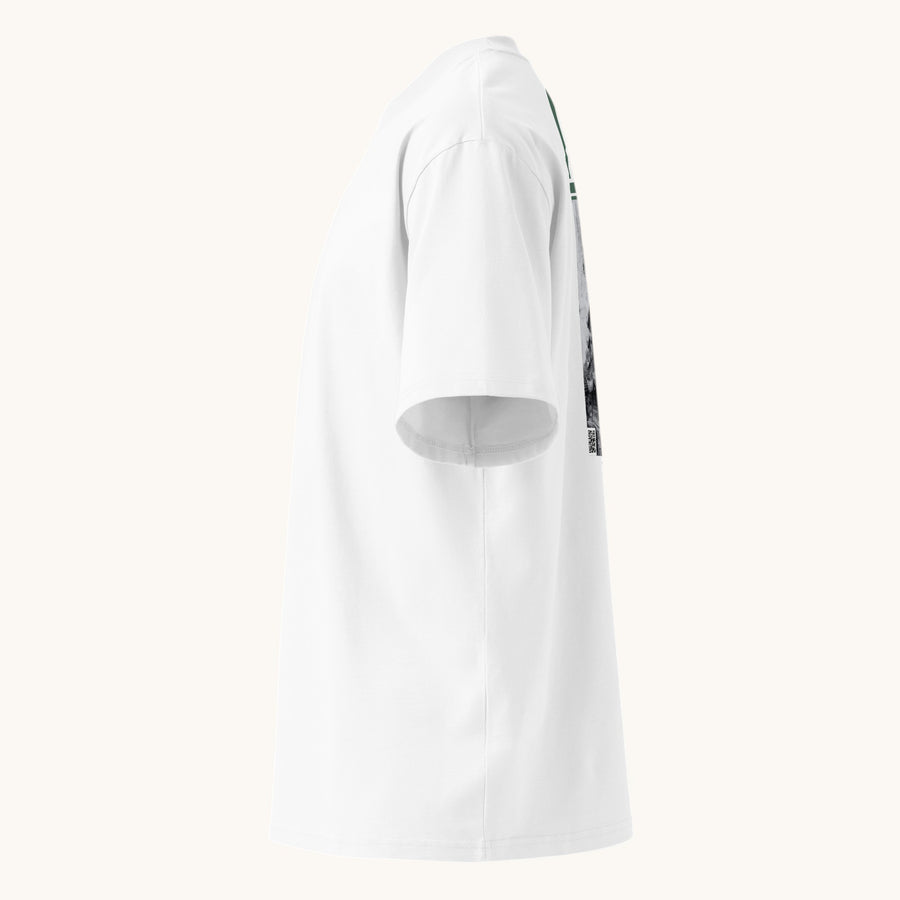 ETHIKKALL T-shirt blanc ample en coton biologique avec col montant et épaules tombantes, idéal pour le streetwear.