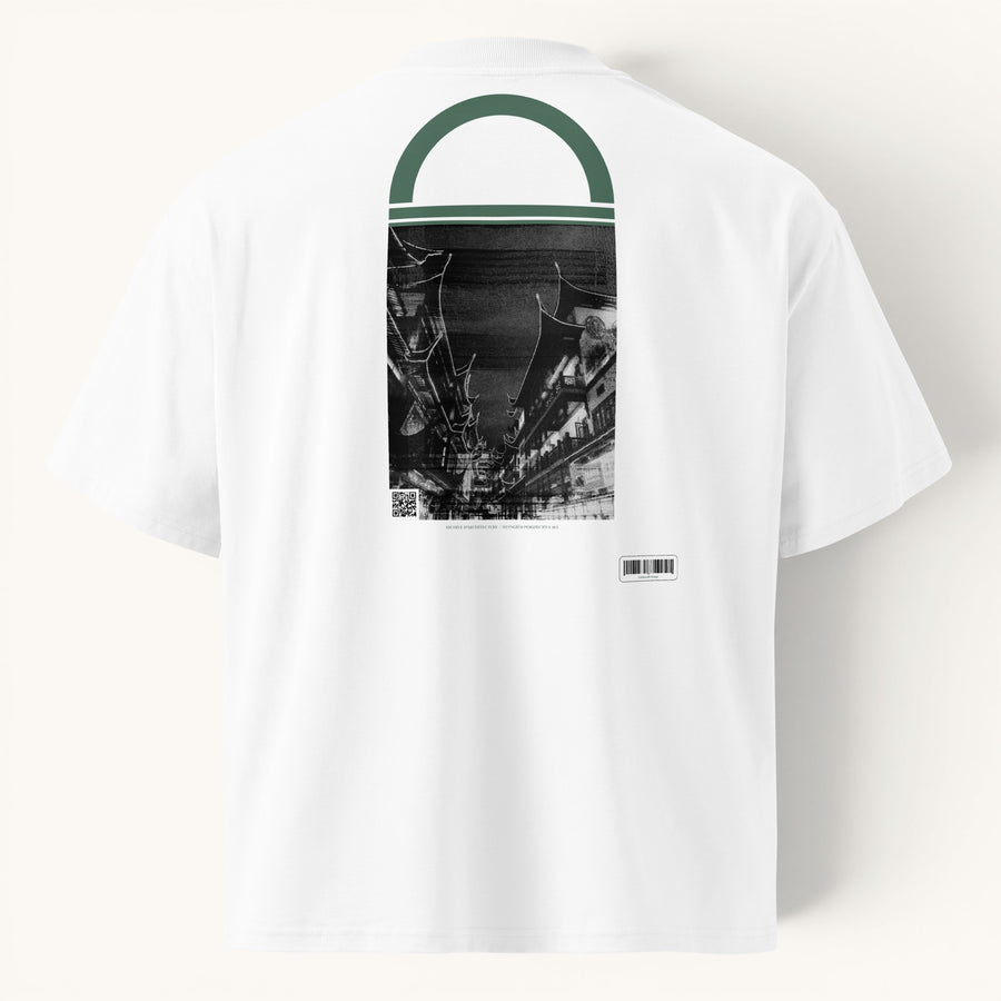 ETHIKKALL T-shirt blanc ample en coton biologique avec col montant et illustration urbaine imprimée au dos.