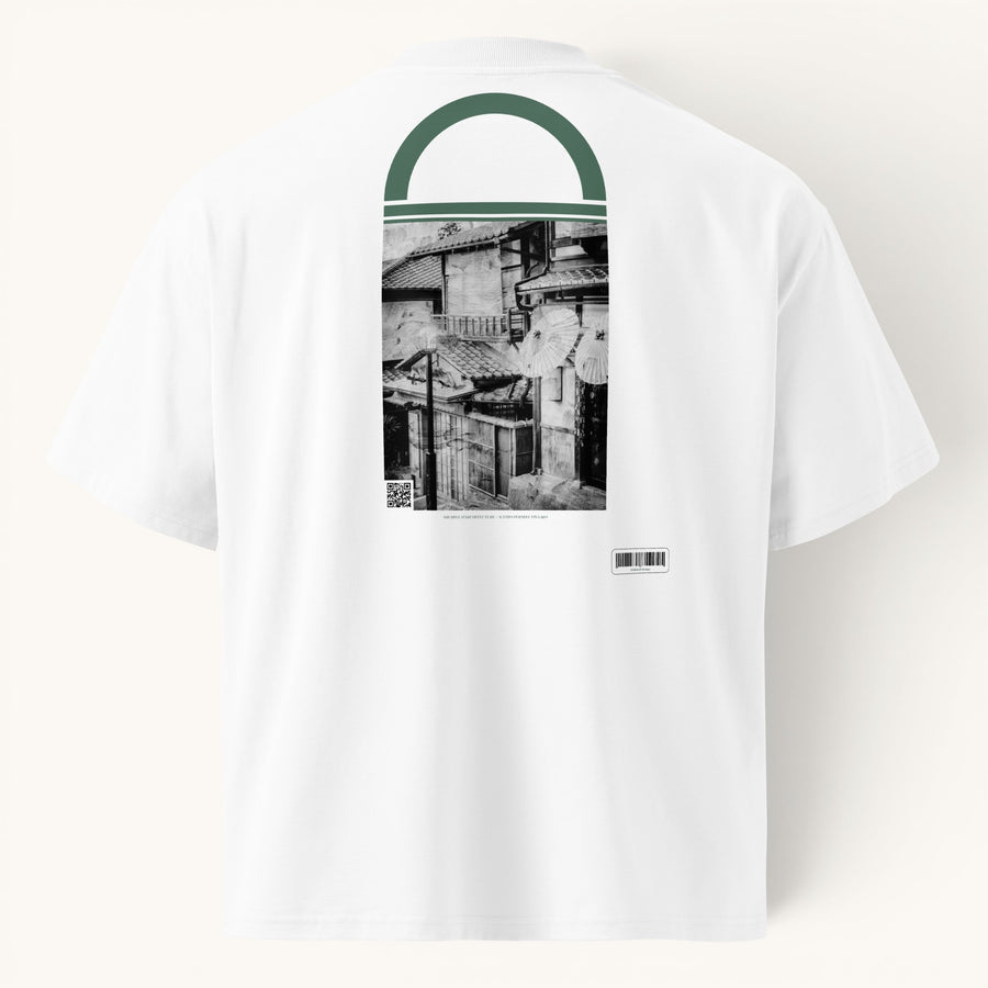 T-shirt blanc ETHIKKALL en coton bio, col montant, coupe large, avec un imprimé noir et blanc d'une ruelle japonaise.