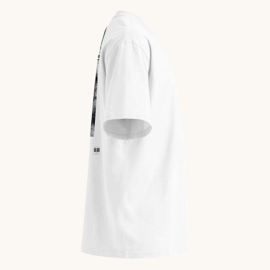 ETHIKKALL T-shirt blanc en coton biologique avec col montant et épaules tombantes, imprimé graphique sur le devant.
