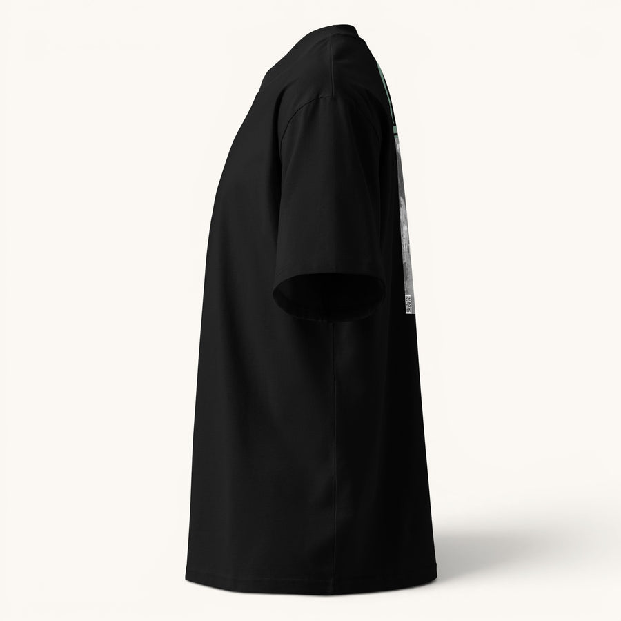 ETHIKKALL T-shirt noir ample en coton biologique avec col montant et épaules tombantes, idéal pour le streetwear.