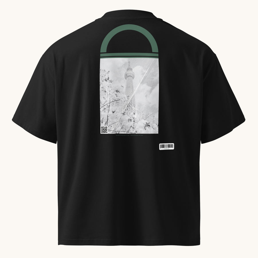 ETHIKKALL T-shirt noir ample en coton biologique avec un imprimé Tokyo 006 et un col montant.