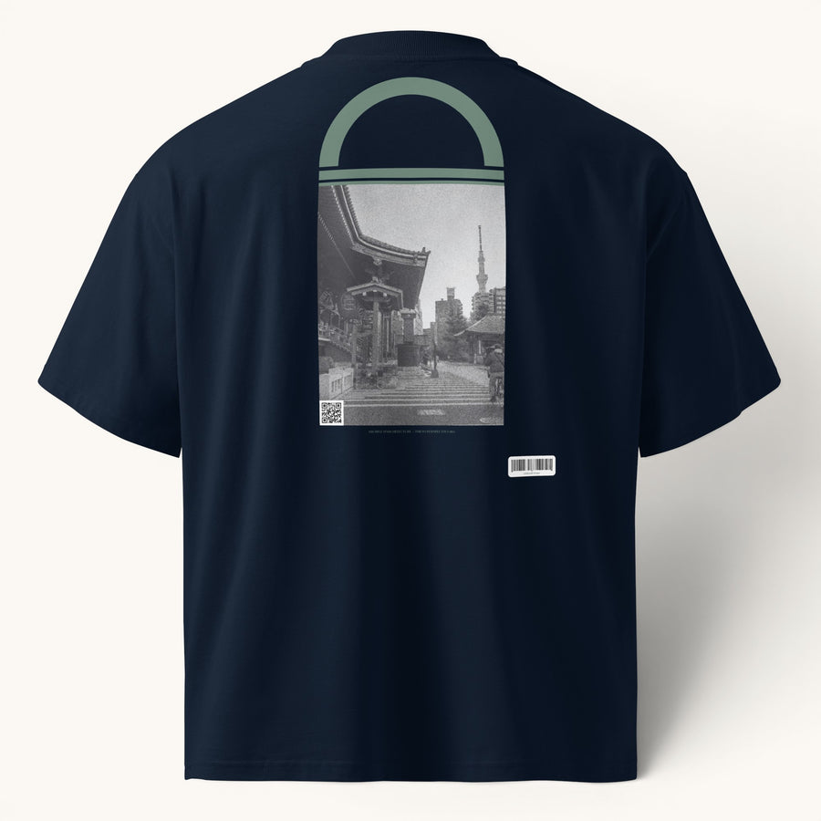 ETHIKKALL T-shirt bleu marine ample en coton biologique avec un imprimé Tokyo sur le dos.
