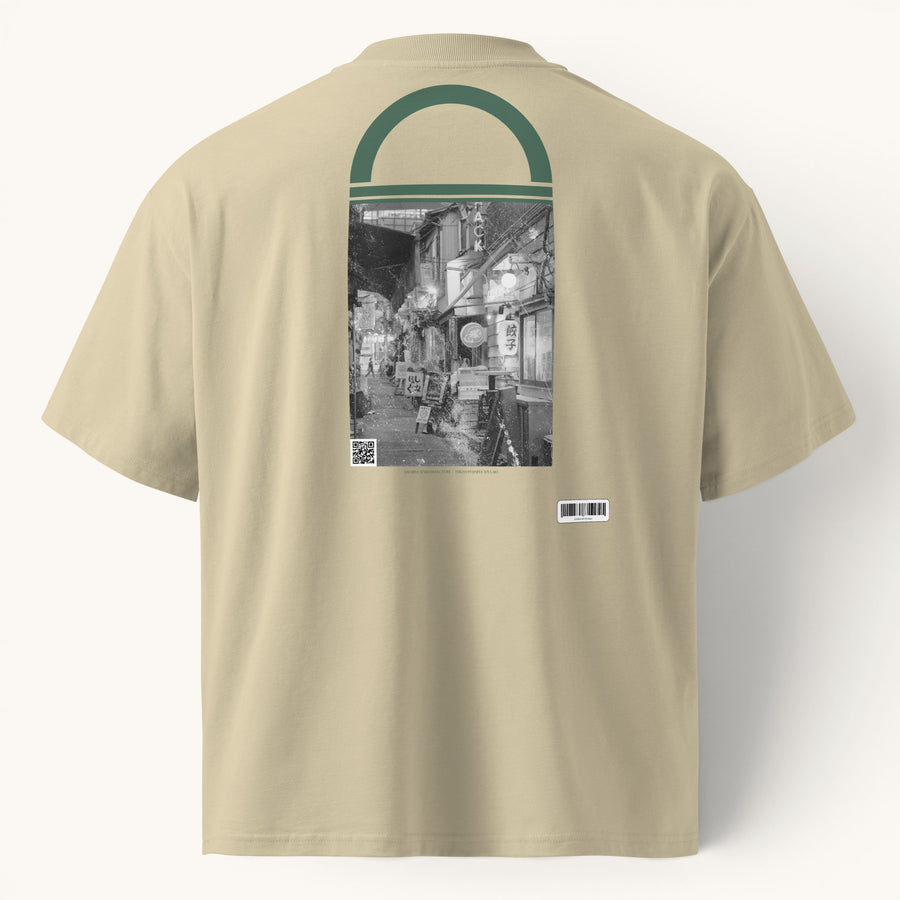 ETHIKKALL T-shirt ample beige en coton biologique avec un imprimé photo noir et blanc d'une ruelle de Tokyo.