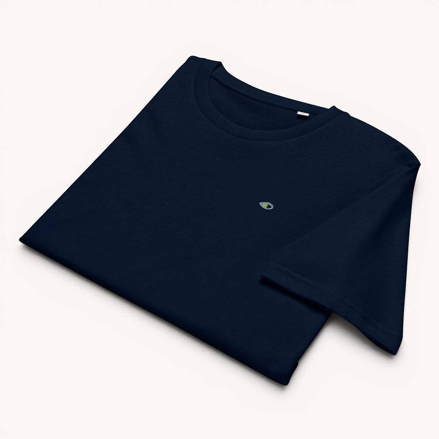 T-shirt bleu marine ETHIKKALL en coton biologique avec un petit logo œil brodé sur la poitrine. Coupe droite.