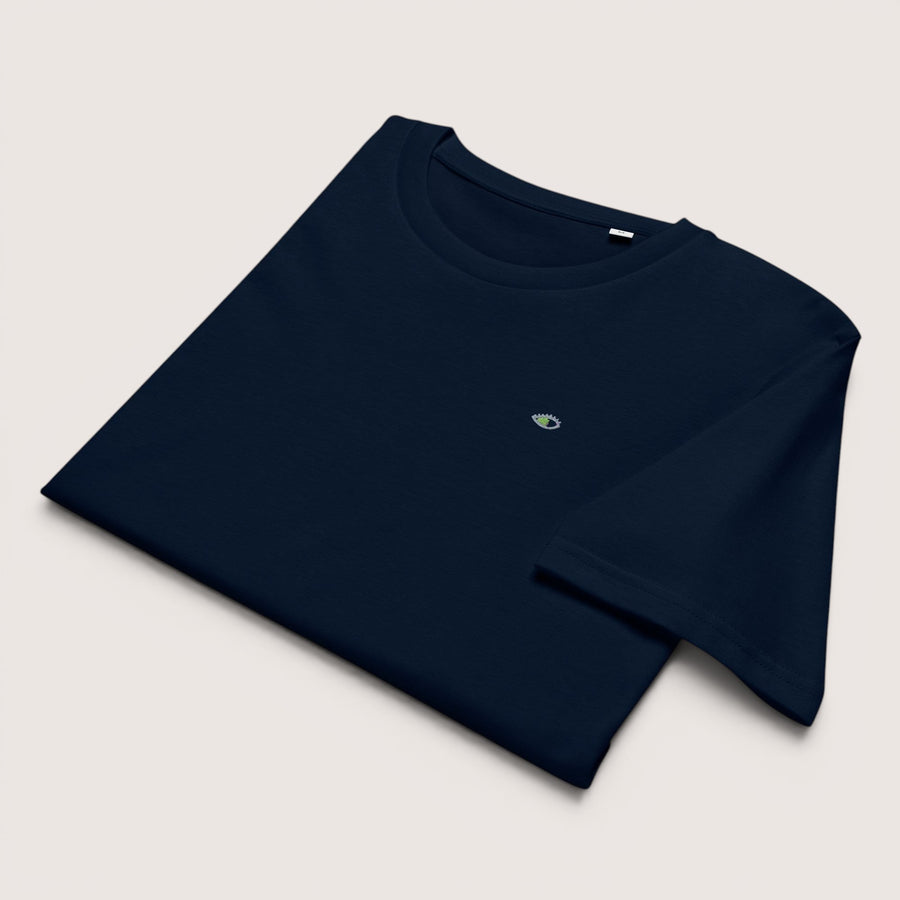T-shirt bleu marine ETHIKKALL en coton biologique avec un petit logo œil brodé sur la poitrine. Coupe droite.
