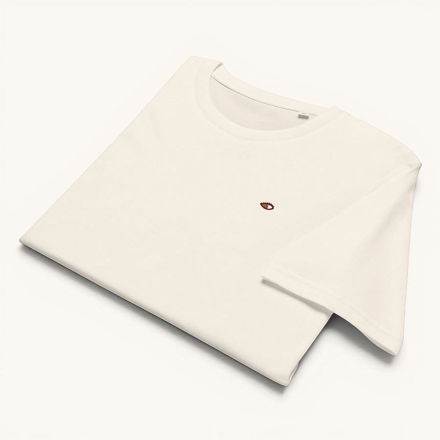T-shirt ETHIKKALL blanc cassé en coton biologique avec un petit œil brodé rouge sur la poitrine. Coupe droite.