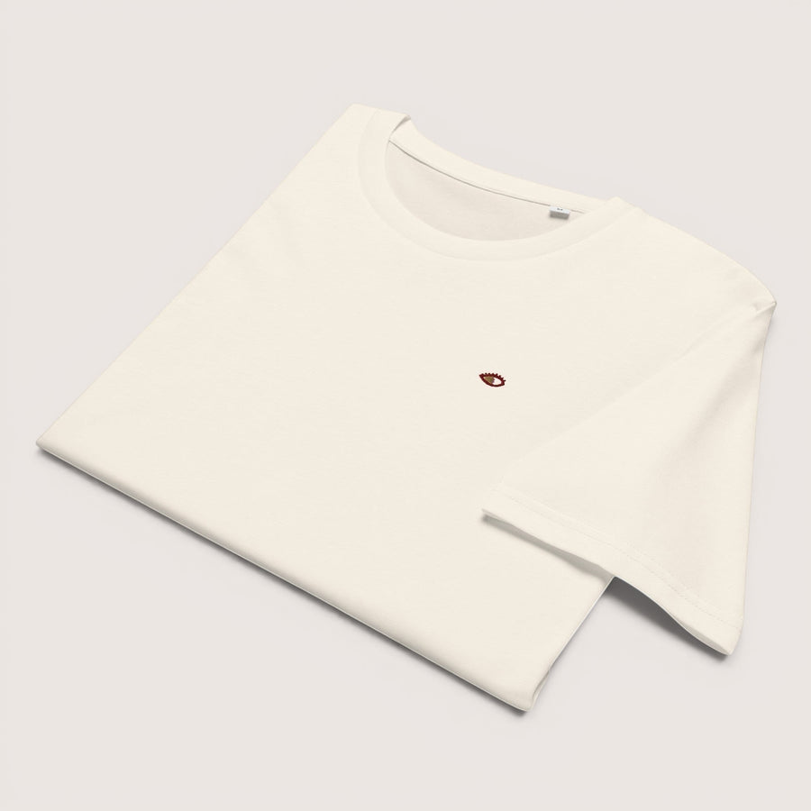 T-shirt ETHIKKALL blanc cassé en coton biologique avec un petit œil brodé rouge sur la poitrine. Coupe droite.
