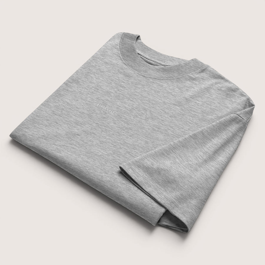 T-shirt ample gris clair ETHIKKALL en coton biologique, col rond côtelé, épaules tombantes, idéal streetwear.