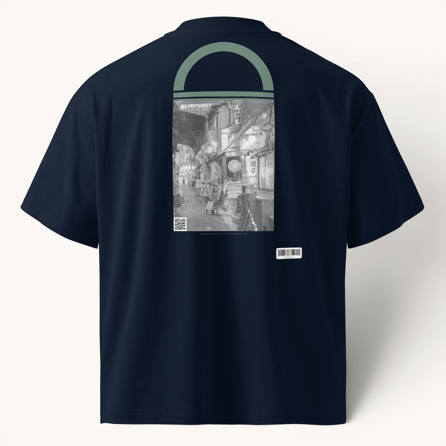 ETHIKKALL T-shirt bleu marine ample en coton biologique avec un imprimé graphique de rue tokyoïte sur le dos.