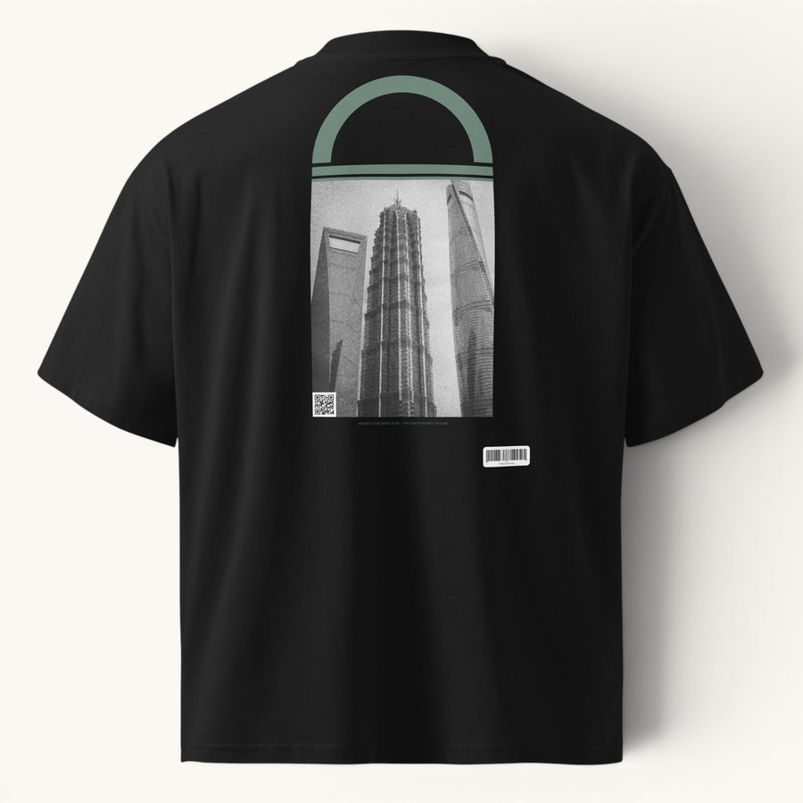 ETHIKKALL T-shirt noir ample en coton biologique avec un imprimé architectural de Shanghai et un col rond.