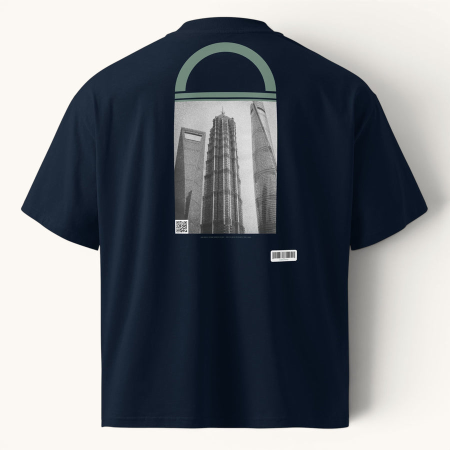 ETHIKKALL T-shirt bleu marine ample en coton biologique avec un imprimé architectural de Shanghai et un col rond.