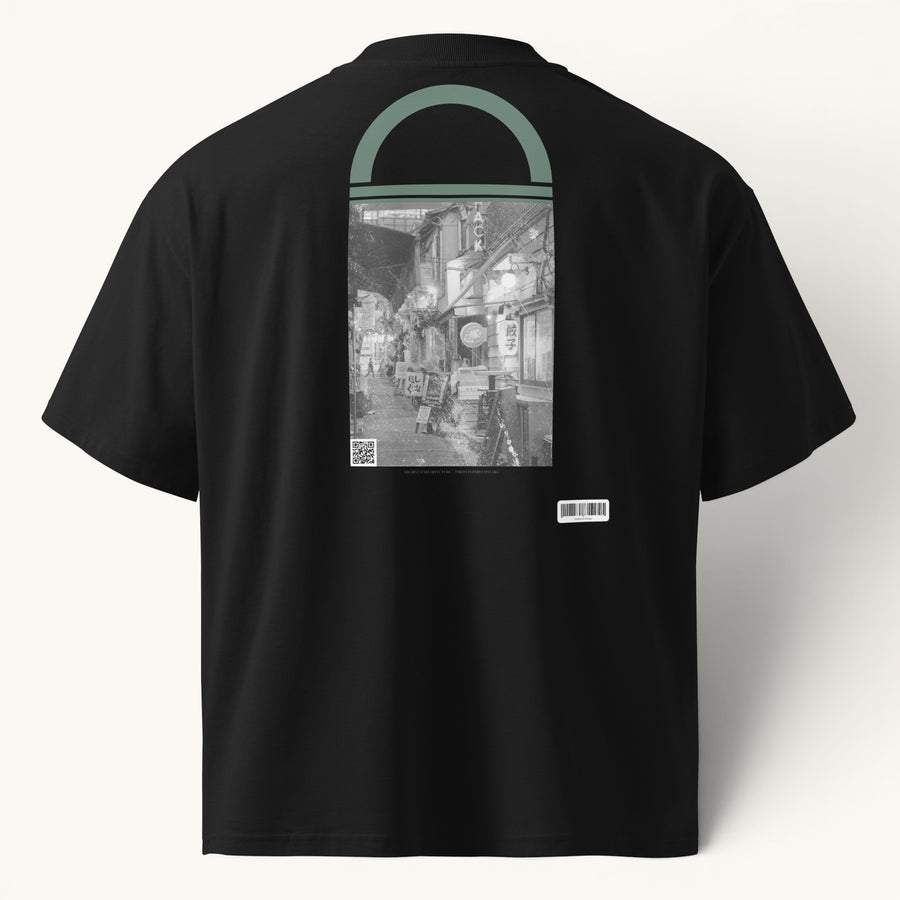 ETHIKKALL T-shirt noir ample en coton biologique avec un imprimé de rue tokyoïte sur le dos.