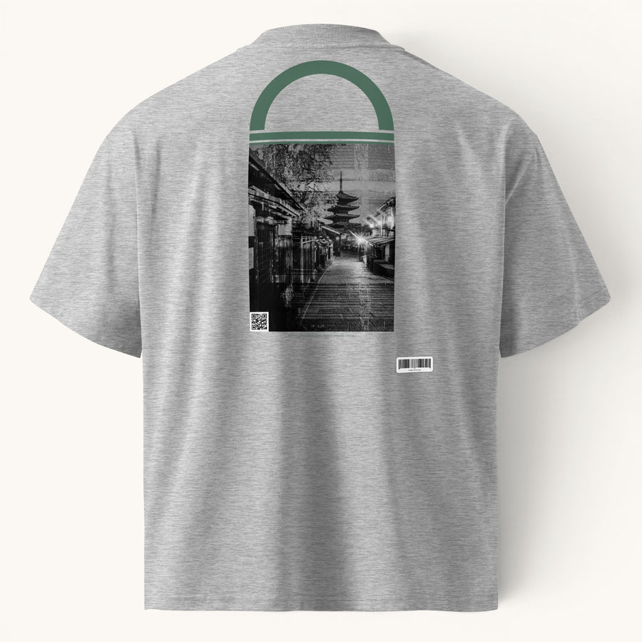 T-shirt gris ample ETHIKKALL en coton biologique avec imprimé rue de Kyoto et col montant.