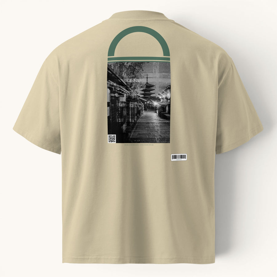T-shirt ample beige ETHIKKALL en coton biologique avec un imprimé de rue de Kyoto et un col montant.