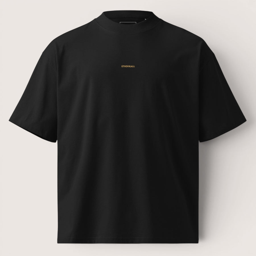 ETHIKKALL T-shirt noir ample en coton biologique avec col rond et logo discret sur la poitrine.