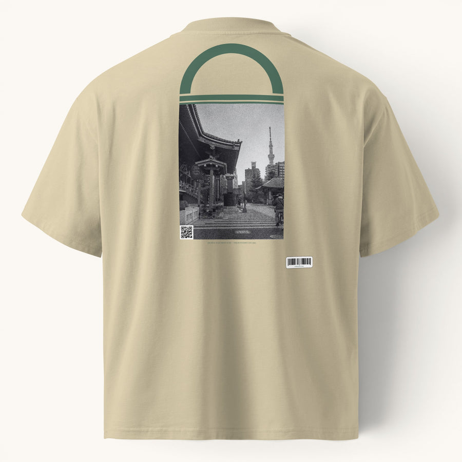T-shirt ample beige en coton biologique ETHIKKALL avec un imprimé Tokyo sur le dos, col rond et épaules tombantes.