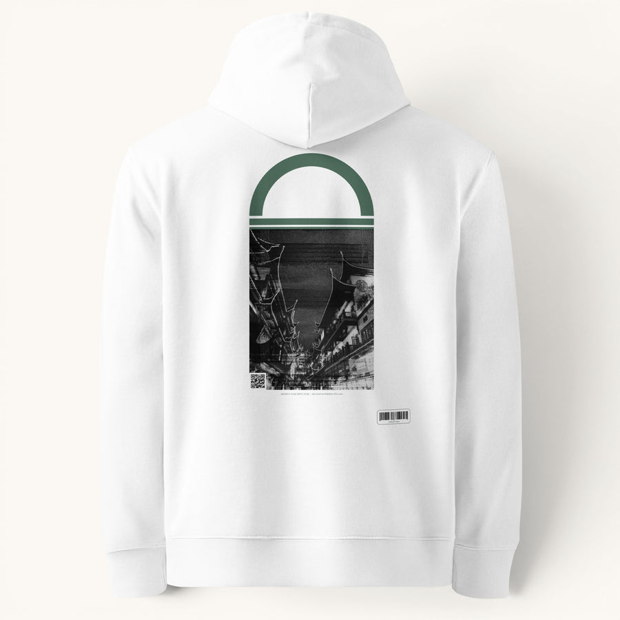 ETHIKKALL sweat à capuche blanc unisexe en coton organique avec une poche kangourou et un imprimé graphique de rue de Shanghai.