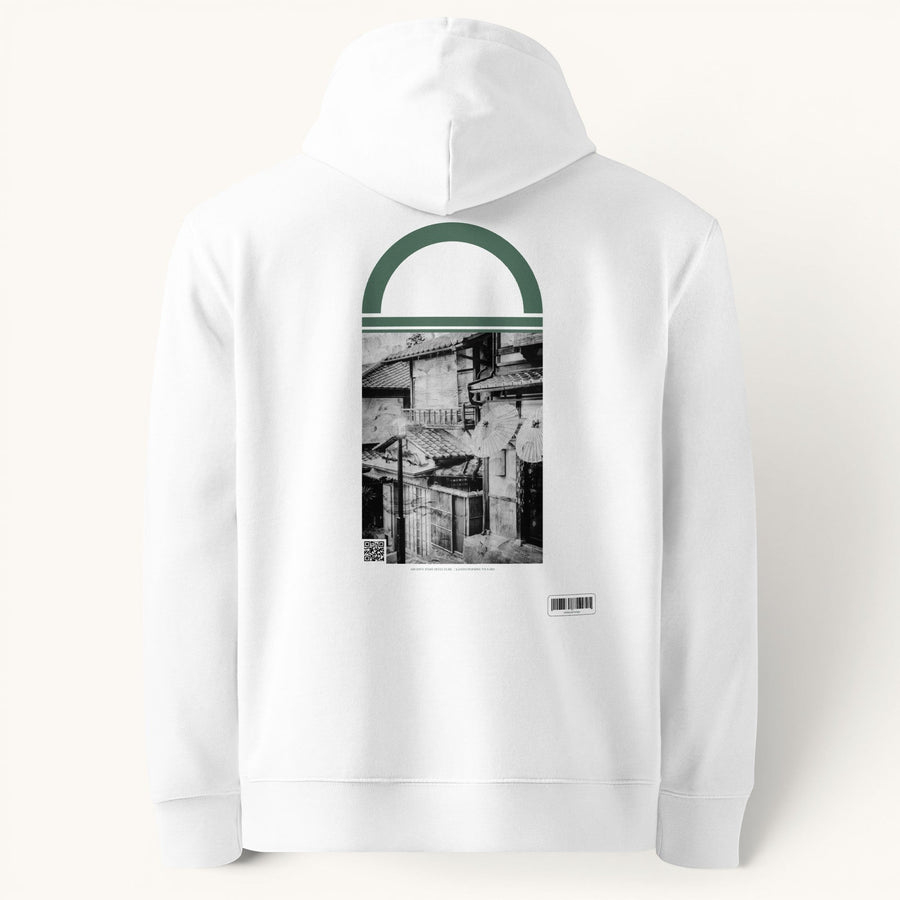 ETHIKKALL sweat à capuche blanc unisexe en coton organique avec un imprimé photo noir et blanc d'une rue japonaise.