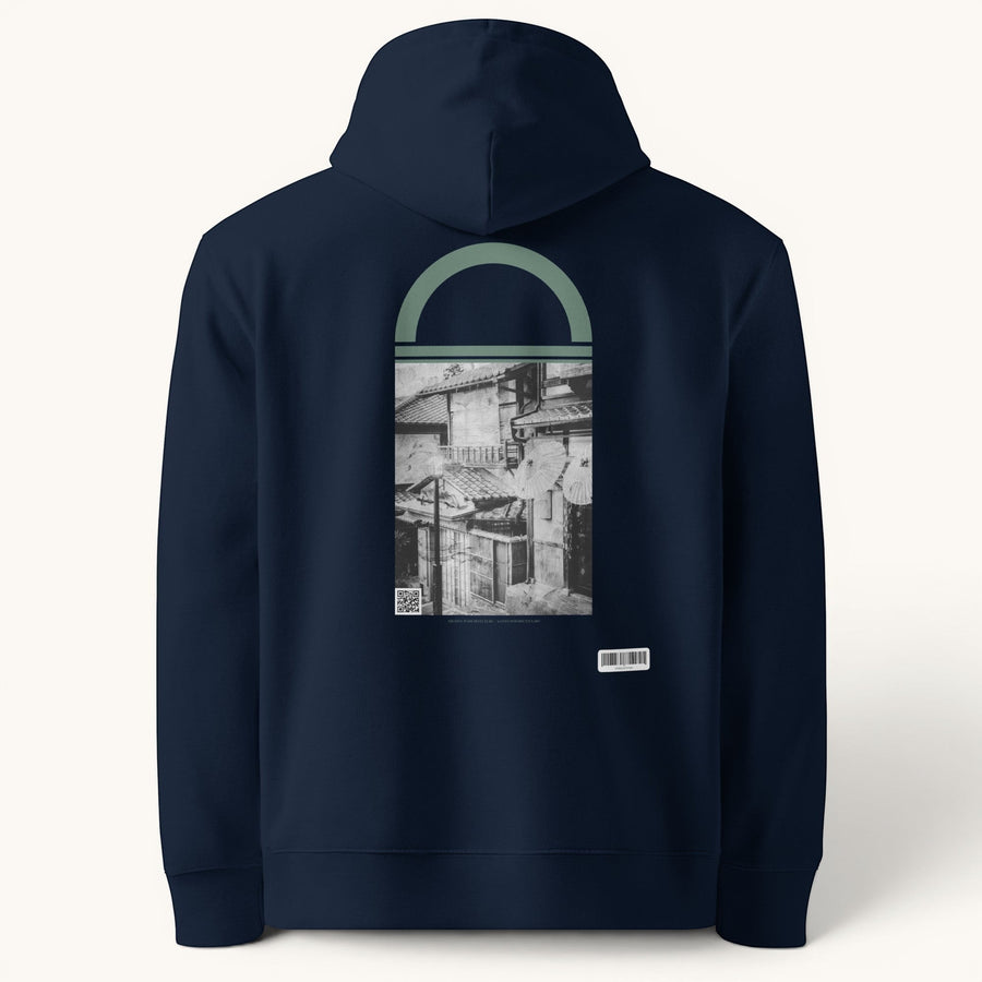 Sweat à capuche unisexe ETHIKKALL bleu marine en coton organique, avec un motif de rue japonaise encadré par une arche verte.