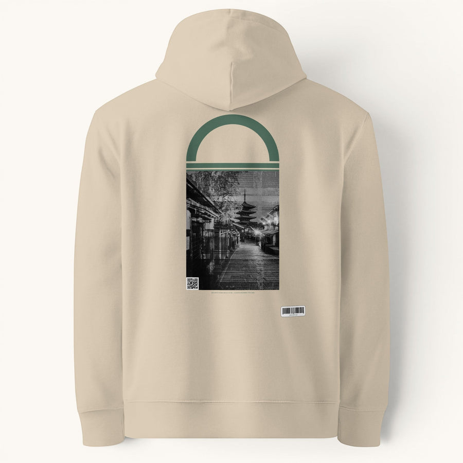 ETHIKKALL sweat à capuche unisexe beige en coton organique, avec une illustration de rue de Kyoto et une pagode.
