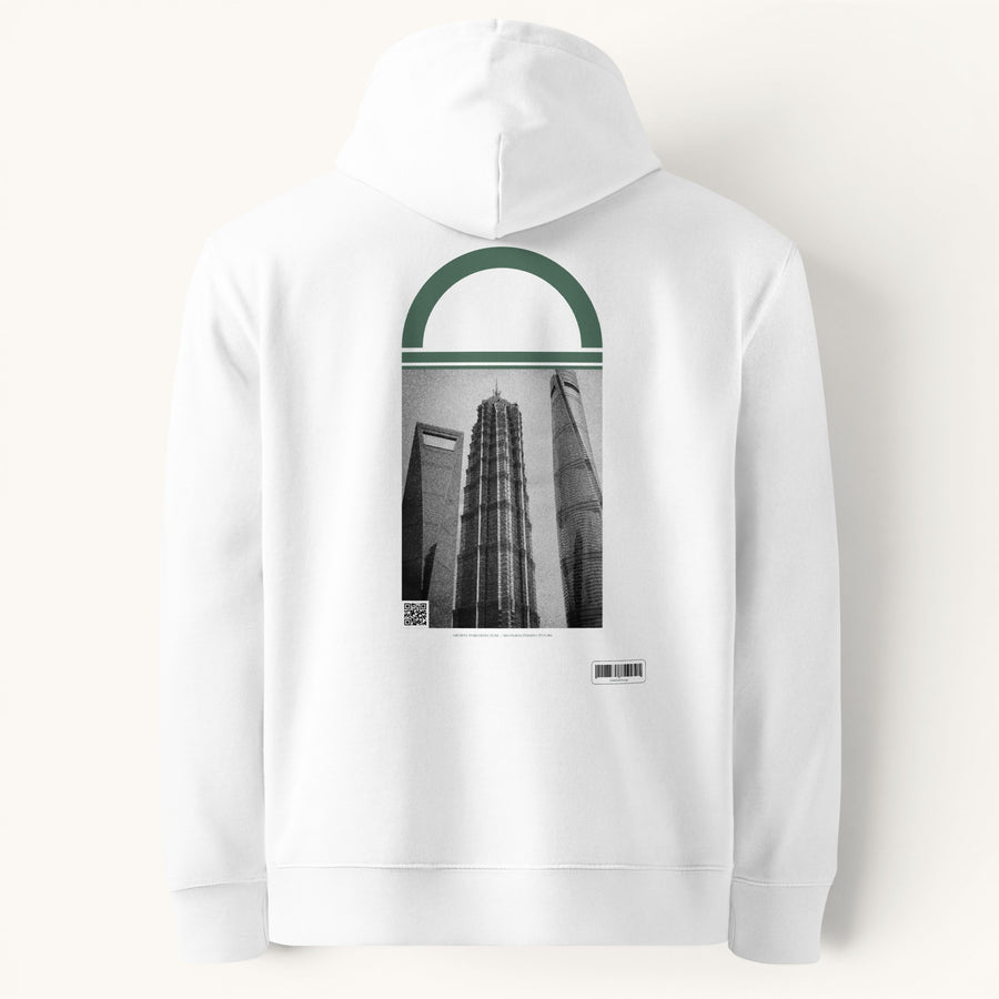 ETHIKKALL sweat à capuche blanc unisexe en coton organique avec un imprimé architectural de Shanghai.