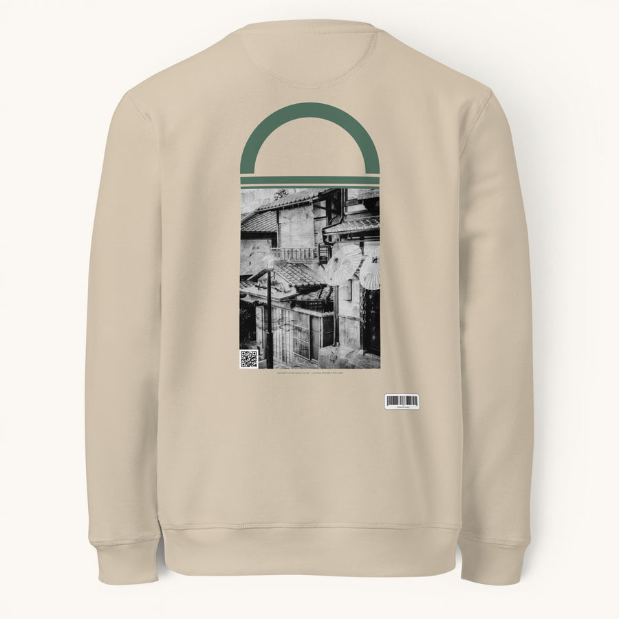 ETHIKKALL sweat-shirt beige en coton biologique avec un imprimé de style japonais et un détail en demi-lune vert.